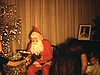 Noël en famille, 1952, père Noël affreusement laid, porte un masque, distribution et déballage de cadeaux