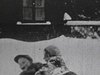 Des enfants se tiraillent dans la neige. Très beaux plans des enfants enneigés qui se font tomber. La mère pellete de la neige qu'elle envoie sur les enfants (jeux)
