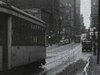 Rue commerçante de Montréal et passage d'un tramway