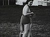 Homme font des acrobaties. Plusieurs jeunes couples s'amusent sur le bord d'un lac. une femme a...