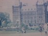 Parlement d’Ottawa, police montée, touristes posent, autres bâtiments