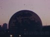 Expo 67, site à partir du monorail, pavillons, le soir, mariachis, une femme pose