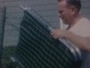 Homme met une chaise pliante dans le coffre de l’automobile et la famille quitte pour le chalet, ils arrivent et s’assoient à la table dehors