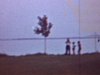 Maison de campagne, enfants jouent sur le terrain, courent, sur le bord de l’eau, paquebots passent sur le fleuve