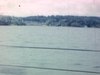 Intérieur d’une automobile, le fleuve (?)