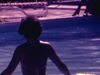 Motel dans le sud, baigneurs dans la piscine, petit lézard se promène sous les chaises longues, party, musiciens noirs, petit garçon danse