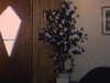 Intérieur d’une maison, arbre en plastique, un homme étendu sur le divan
