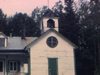 Vieille petite église en forêt, maison bleue en forêt, groupe assis dans la forêt, été