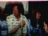Party de famille dans la cuisine (réception de mariage) 1975 vieux poêle et vieille cuisinière, une femme rit, baiser
