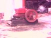 Moteur tourne tout seul près du garage, une auto ancienne quitte l’entrée de la maison et un garçon marche vers la caméra