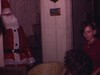 Très laid père Noël arrive au party de famille et distribue des cadeaux : jouets, vêtements, séchoir à cheveux - 1977