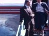 Un homme et une femme sortent d’un avion «Canadian Pacific», et ils posent dans les marches