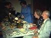 Souper d’anniversaire d’une adolescente, famille autour de la table, une dame tient les lumières spot, elle reçoit en cadeau un truc pour repasser les billets de banques (!), une salière et une poivrière, de l’argent caché dans les cadeaux