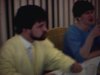 Souper de famille dans la salle à manger, les gens rient, boivent de la bière et du vin, ambiance amicale, enfants assis avec les parents - années 70 - beaux plans