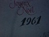 Titrage «Joyeux Noël 1961» les gens chantent un cantique de Noël, piano, les enfants arrivent en pyjama tous identiques, famille déballe les cadeaux, père coupe la dinde à la table