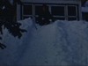 Famille à la maison de campagne, les enfants font de la luge, du ski, glissent sur les fesses dans la neige