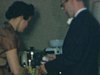 Jeunes mariés s’embrassent devant leurs cadeaux de noces, réception, beaux habits, les gens se passent un plateau de sandwich sans croûtes