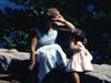 Voyage en Gaspésie, une mère et sa fille posent sur le bord de la route, famille monte plusieurs montagnes, paysages, Percé. elles marchent sur la grève jusqu’au rocher à marée basse