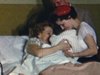 Famille dans la chambre d’hôpital pour la naissance d’un bébé, les gens trinquent, prennent le bébé, ils portent tous de beaux habits 