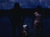 Famille à la plage, baigneurs dans un lac - sombre