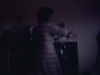 Famille à la maison, les gens passent la soirée à la salle à manger, une femme en robe de chambre - St-Lin, 1983