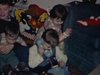 Beau party de famille au salon à Noël, adolescent jouent de la musique près des enfants sous le sapin - beau plan - lendemain de Noël 1960