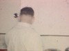 Repas de famille au jour de l’An, un homme aide à la préparation à la cuisine, une femme coupe la dinde, les gens portent un toast assis à la table - 1961