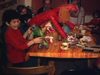 Enfants s’amusent avec les jouets qu’ils ont reçus à Noël, animaux de plastique, jeux de quilles en plastique