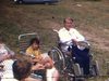 Famille se repose au bord de la route, ils sont assis sur des chaises pliantes, enfants s’habillent après s’être baignés dans la rivière