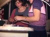 Des femmes à la cuisine mettent des bougies sur un gâteau d’anniversaire pour un enfant. petite fille souffle les bougies, puis déballe ses cadeaux, elle reçoit des bottes