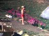 Garçon court vers le lac avec une serviette de plage dans les mains, il saute à l’eau et joue avec un pneu flottant, fillettes se baignent dans la rivière - beaux plans