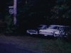Vacanciers sortent d’un chalet le soir et vont se baigner dans le lac, terrain, (un peu sombre, heure du coucher de soleil)