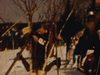 Compétition de ski - étrange - une femme déguisée en tournesol descent la pente, un homme déguisé...