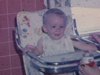 Bébé dans sa chaise haute, la main d’une femme qui le nourrit au Pablum, puis bébé dans sa...