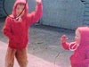 Petites filles en survêtement jouent dans l’entrée de la maison, elles dansent, sautent et s’amusent