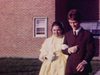 Jeune couple quitte la maison pour leur mariage, les parents suivent en beaux habits, ils quittent le bloc appartement et entrent dans l’automobile - 1969