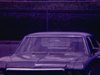 Un garçon et une fille se donne un baiser sur la joue devant l’automobile stationnée dans l’entrée d’une maison (belle image tendre d’un premier amour)
