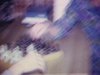 Deux femmes jouent aux échecs (jeu de société) dans la cuisine, un homme entouré de ses enfants au salon discutent, des adolescents boivent de la bière, le père sort l’appareil photo