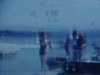 Famille à la campagne, ils rentrent d’une journée de bateau, pêche, marchent sur le quai vers la caméra