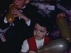 Des enfants en beaux habits gonflent des ballons et s’amusent 