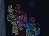 Deux petites filles (des soeurs) arrivent en pyjama en se tenant par la main, avec chacune une poupée, elles posent et saluent la caméra