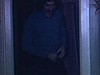 Un homme assis sur les genoux d’une femme, il la serre dans ses bras