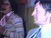 Famille prend le café au salon, les gens sont en habits chics, semble être la fin d’un party, une femme sert le café - images sombres