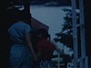 Des personnes descendent le sentier qui mène au chalet