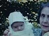 Bébé naissant dans sa bassinette, grand-mère le prend dans ses bras et le montre à la caméra. plusieurs personnes viennent voir le bébé dans le jardin de la maison, un homme portant un béret sourit à la caméra