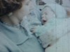 Femme avec bébé naissant dans les bras. un homme promène son enfant dans un carrosse dans les rues du quartier - gros plan sur le bébé