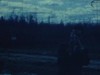 Un homme filme le caméraman dans un champ (images brèves et sombres)