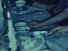 Une petite fille coupe et sert un morceau de gâteau à d’autres enfants autour de la table, puis elle pose avec son père et sa mère - première communion