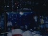 Images sombres d’un déballage de cadeaux, sapin  argenté Noël - une femme joue avec la Barbie que sa fille a reçue - 1964
