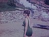 Une femme en maillot de bain se cache de la caméra (rigolo)